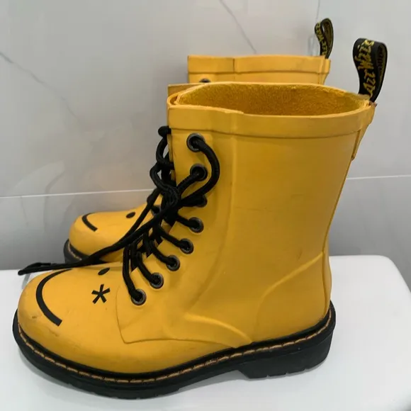 Dr. Doc Martens Women's Hincky Yellow Smiley Face Eye Platform Boot 1460 shoes 6