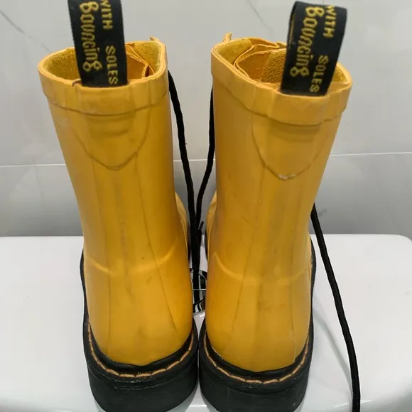 Dr. Doc Martens Women's Hincky Yellow Smiley Face Eye Platform Boot 1460 shoes 6