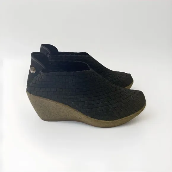 EUC Bernie Mev. Black Woven Sabrina Gem Pull On Ankle Wedge Bootie Siz 38 or 8