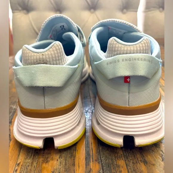 EUC On Cloudnova 2 Womens Green and WhiteRunning Shoes