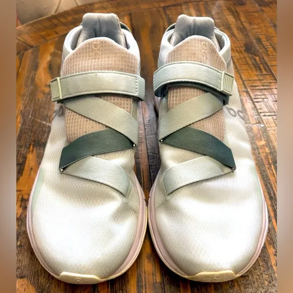 EUC On Cloudnova 2 Womens Green and WhiteRunning Shoes