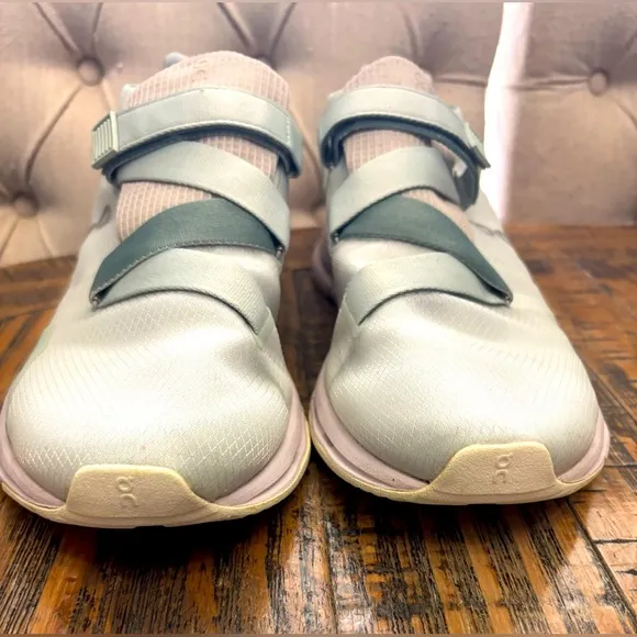 EUC On Cloudnova 2 Womens Green and WhiteRunning Shoes