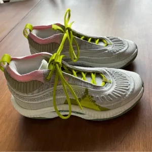 Girls/Womens basketball shoes (cosmic unity 3) (phantom bright cactus)