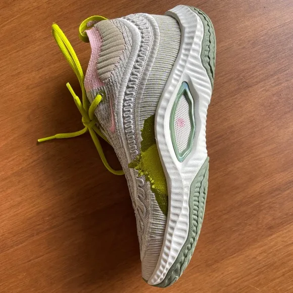 Girls/Womens basketball shoes (cosmic unity 3) (phantom bright cactus)