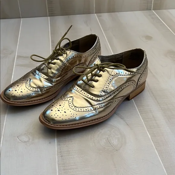 Gold Lace Up Oxford size 10