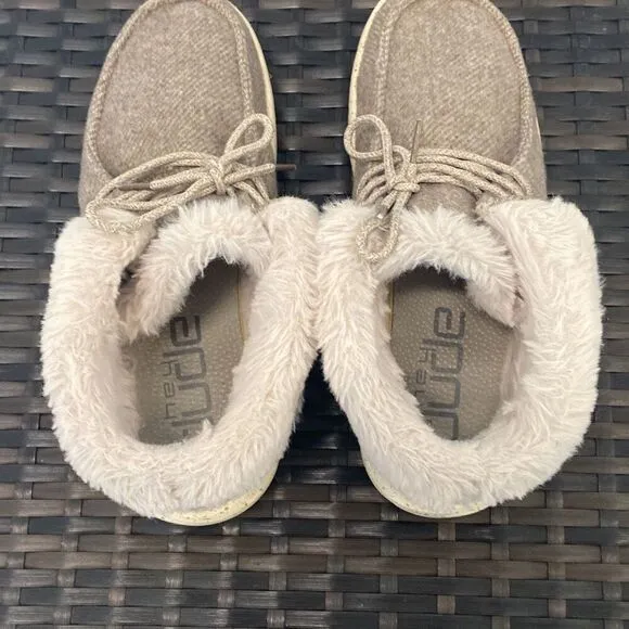Hey dude shoes  Britt women’s size 9 ￼