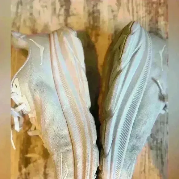 Hoka Clifton 9 women’s white athletic tennis shoes size 9.5