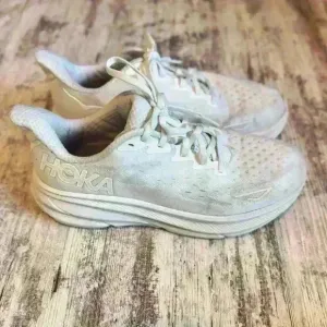 Hoka Clifton 9 women’s white athletic tennis shoes size 9.5