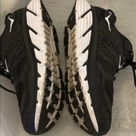 Hoka Gaviota 4 (2e Wide) Men's Black and  White Running Shoes