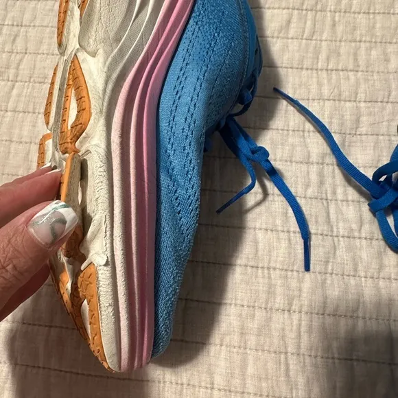 Hoka One One Bondi Women’s Running Shoes – Size 8 Wide