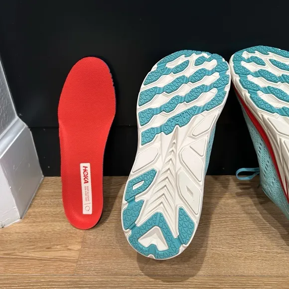 HOKA One One Clifton 8 women’s size 8.5