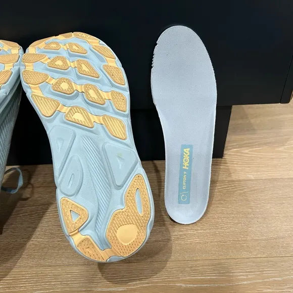 HOKA One One Clifton 9 men’s size 9.5