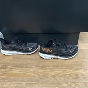 HOKA One One Clifton 9 women’s size 7.5