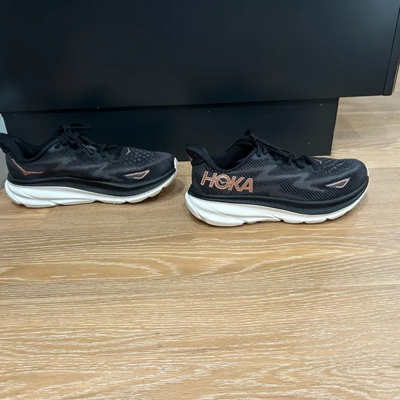 HOKA One One Clifton 9 women’s size 8.5