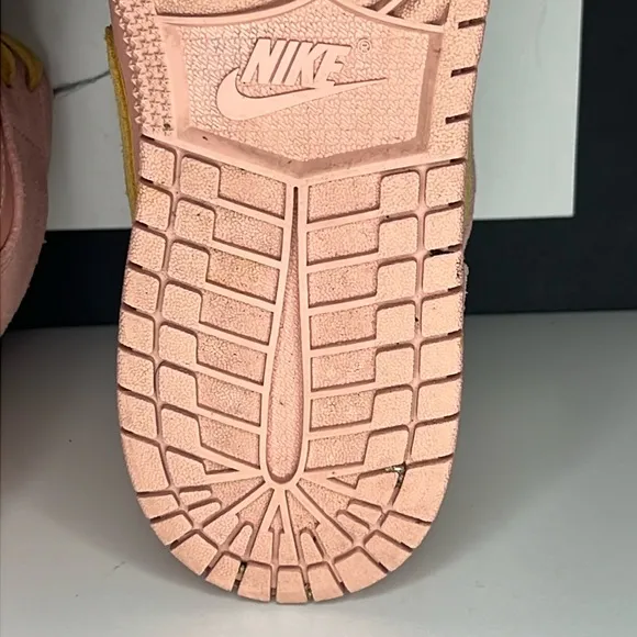 Jordan 1 Coral gold Women’s Size 6Y
