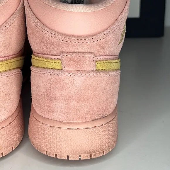 Jordan 1 Coral gold Women’s Size 6Y