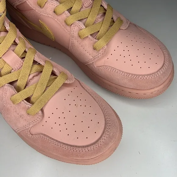 Jordan 1 Coral gold Women’s Size 6Y