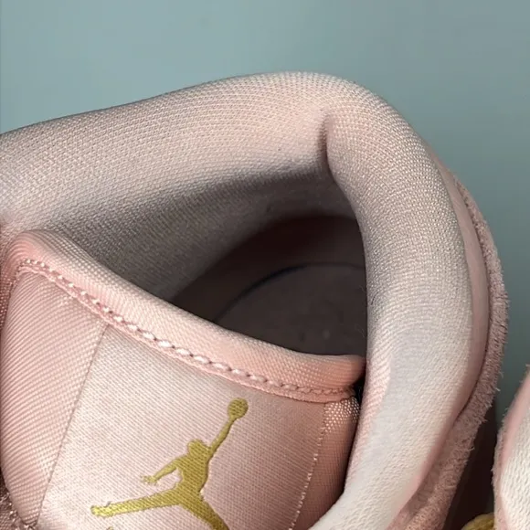 Jordan 1 Coral gold Women’s Size 6Y