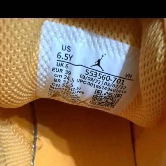Jordan 1 Low Taxi 553560-701 Yellow  Size 6.5 Youth/8 Women’s