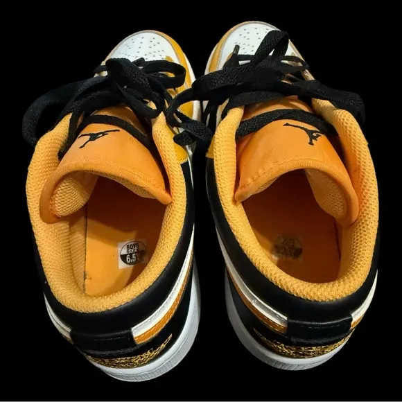 Jordan 1 Low Taxi 553560-701 Yellow  Size 6.5 Youth/8 Women’s