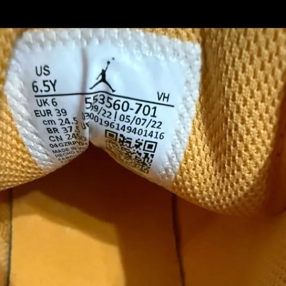 Jordan 1 Low Taxi 553560-701 Yellow  Size 6.5 Youth/8 Women’s
