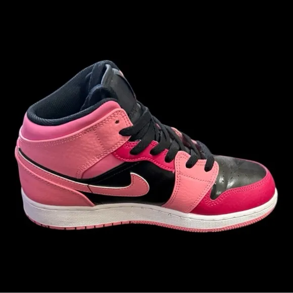 Jordan 1 Mid Coral Chalk Size 6.5 (GS)/Women’s 8