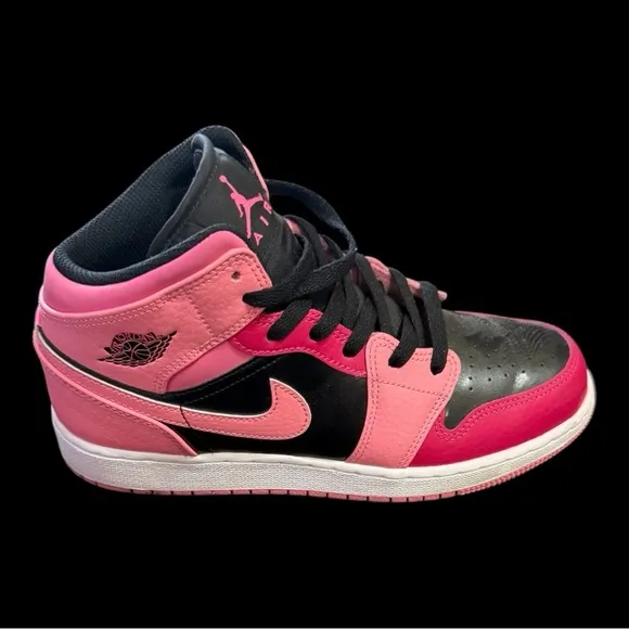 Jordan 1 Mid Coral Chalk Size 6.5 (GS)/Women’s 8