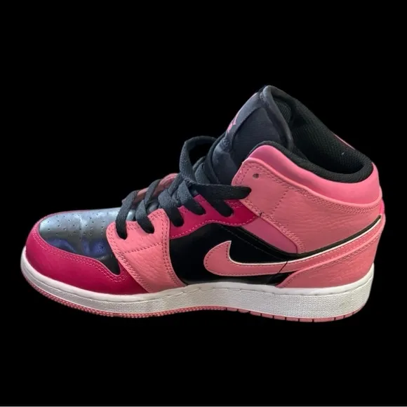 Jordan 1 Mid Coral Chalk Size 6.5 (GS)/Women’s 8