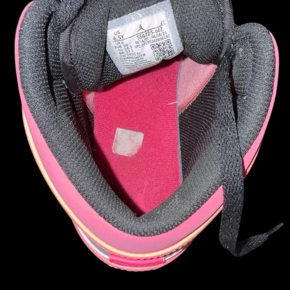 Jordan 1 Mid Coral Chalk Size 6.5 (GS)/Women’s 8