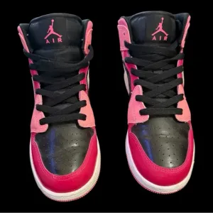 Jordan 1 Mid Coral Chalk Size 6.5 (GS)/Women’s 8