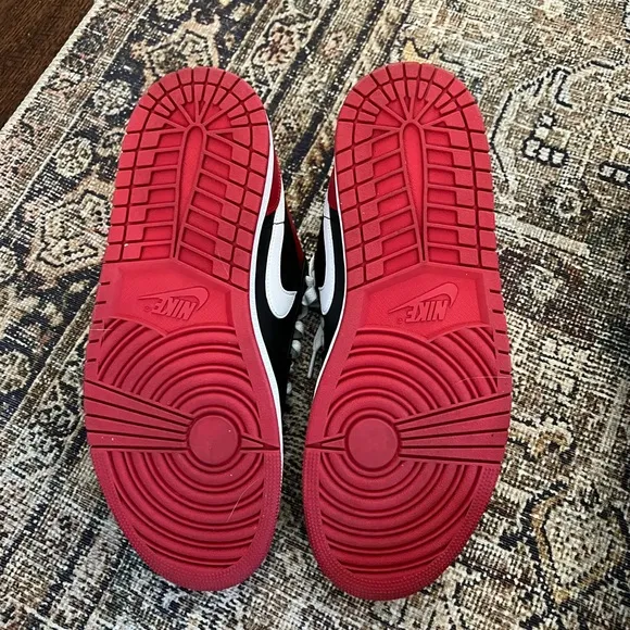 Jordan lows size 11. Men’s shoes.