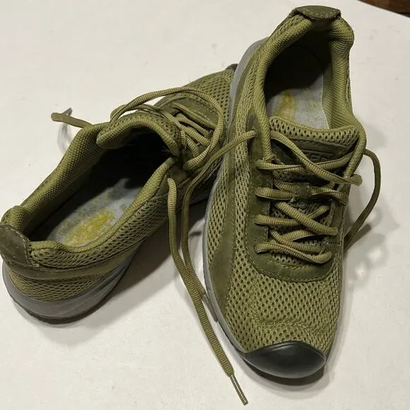 KEEN trail running tennis shoes 7