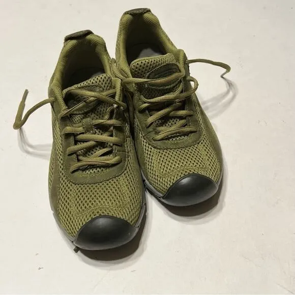 KEEN trail running tennis shoes 7