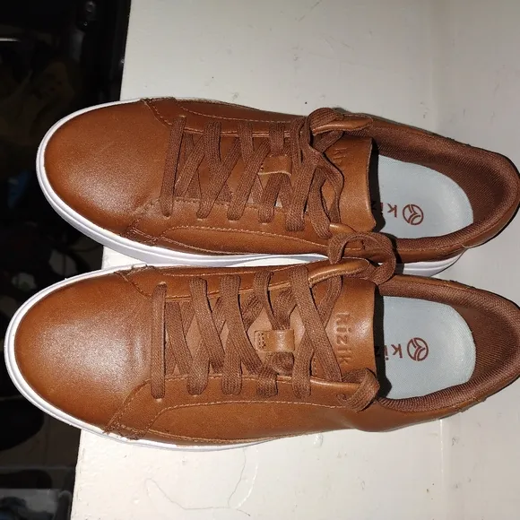Kizik unisex shoes men's size8 women's.5  free hands