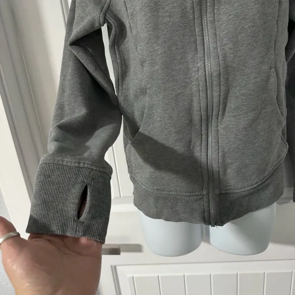 LULULEMON Women’s Scuba Full Zip Hoodie 8 pre and post workout sleeves tight fit