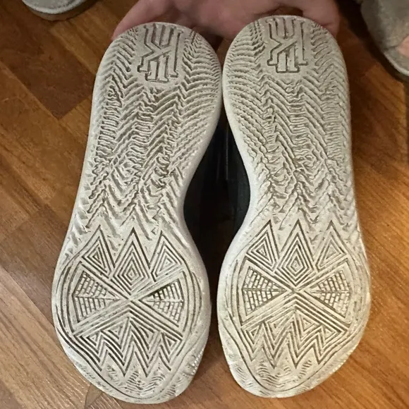 Men’s 9.5 Nike Kyrie shoes