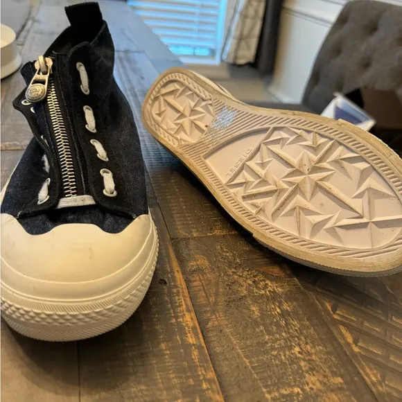 Men’s Diesel High Top Shoes. Never worn, zip up middle