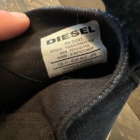 Men’s Diesel High Top Shoes. Never worn, zip up middle