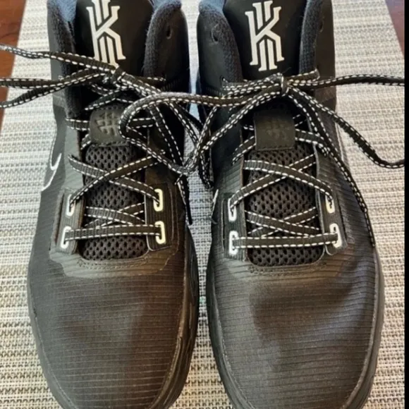 Men’s like new Nike Flytrap basketball shoes.