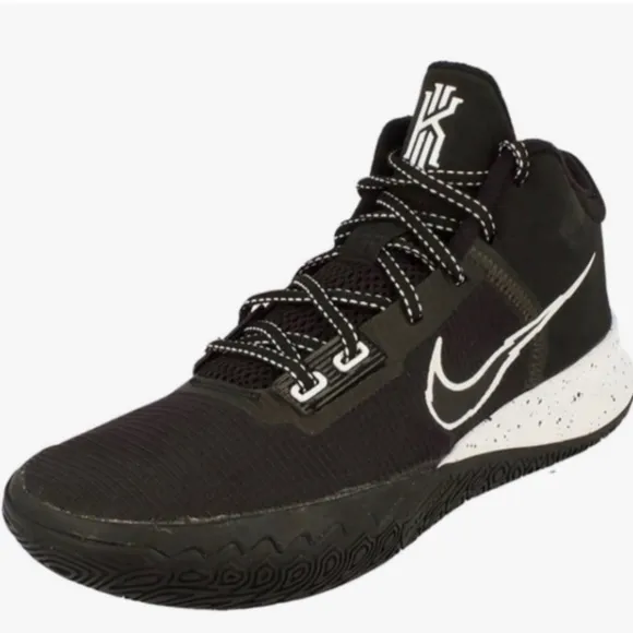 Men’s like new Nike Flytrap basketball shoes.