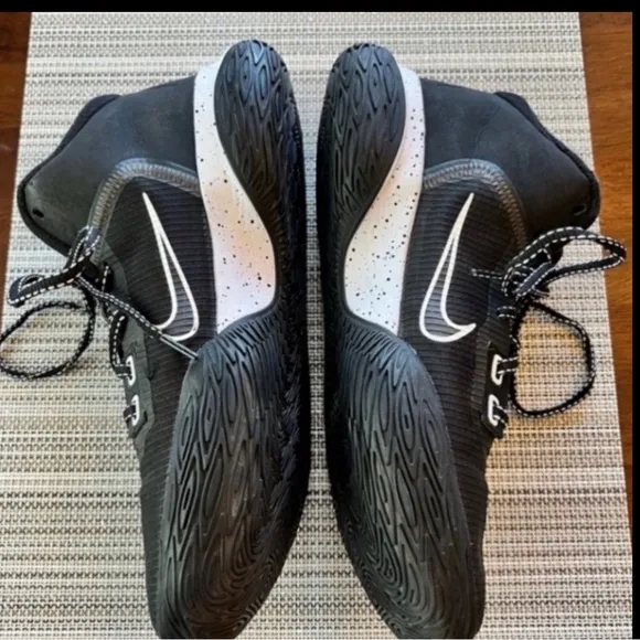 Men’s like new Nike Flytrap basketball shoes.