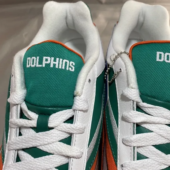 Men’s NEW Reebok Dolphins Shoes Size 11