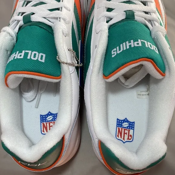 Men’s NEW Reebok Dolphins Shoes Size 11