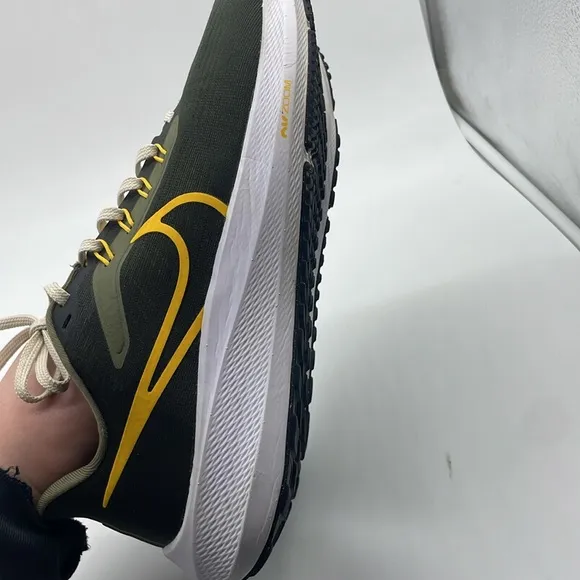 Men’s Nike Air Zoom Pegasus 39 Green/White/Gold FD0785-300 Used Size 9.5