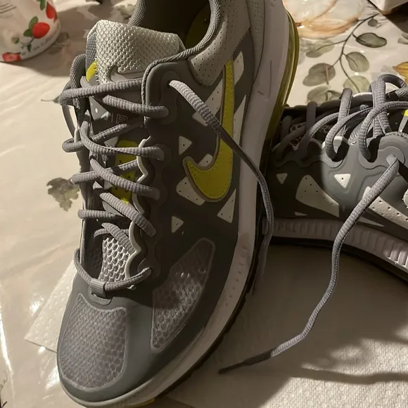 Men’s Nike shoes size 11.5