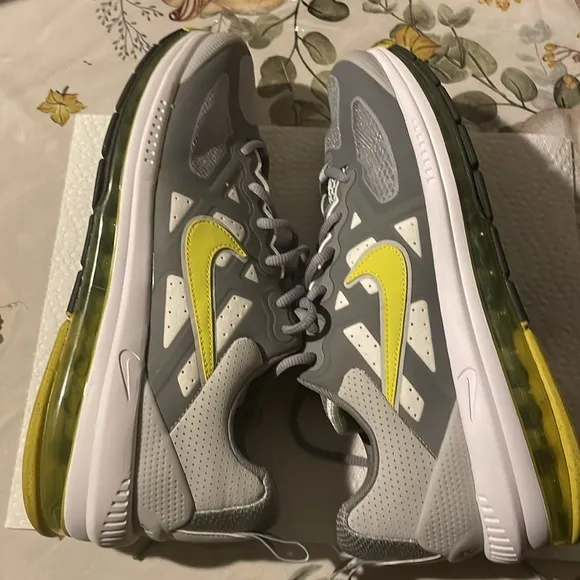 Men’s Nike shoes size 11.5