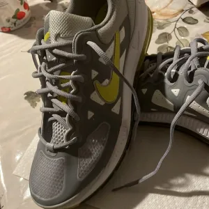 Men’s Nike shoes size 11.5