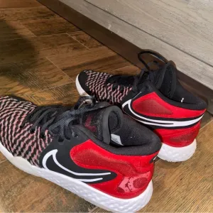Men’s size 10.5 Red Kevin Durant Nike Trey 5 basketball shoes