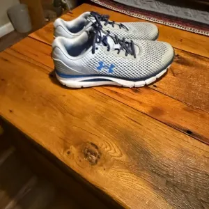 Men’s size 11 under armour tennis shoes