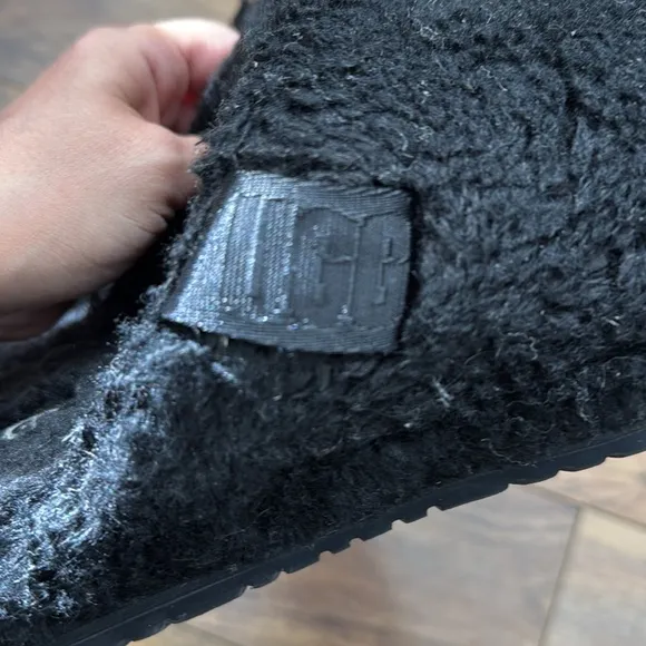 Men’s UGG Fluff Slides Shoes Size 12